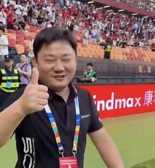 配资公司排行 中国骄傲！张雪获6万球迷起立鼓掌欢呼 高举铜梁龙俱乐部围巾 绕场感谢